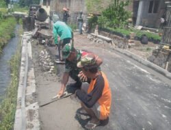 Gotong Royong Babinsa dan Warga Desa Telawong Wujudkan Jalan yang Lebih Baik