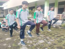 Jadikan Pelajar yang Disiplin, Loyal, dan Tanggung Jawab, Babinsa Sumber Latihkan Baris Berbaris