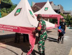 Babinsa Joyotakan Latihan Pemasangan Tenda Darurat Antisipasi Bencana Bersama Bhabinkamtibmas dan Linmas