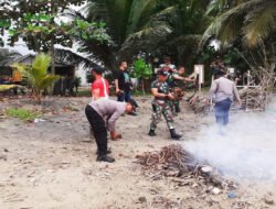 Jelang HUT TNI ke-80, TNI-Polri dan Warga Gelar Aksi Bersih Pantai Blado Trenggalek