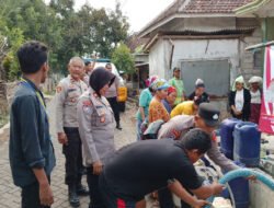 Polres Pasuruan dan PMII Salurkan 6.000 Liter Air Bersih ke Desa Karangjati Lumbang