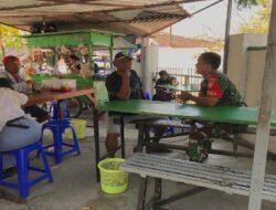 Wujudkan Wilayah Tetap Aman, Babinsa Kepatihan Wetan Laksanakan Patroli dan Sambangi Pedagang Kaki Lima