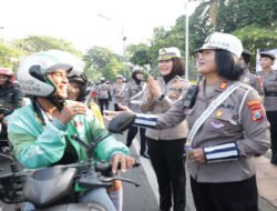Gatur Lalin Sambil Berbagi Helm dan Cokelat Polwan Polda Jatim Peringati Hari Jadi Polisi Wanita ke 77