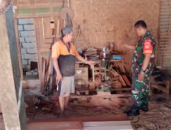 Babinsa Nogosari Dukung UMKM Mebel Jati Cabean, Dorong Produksi dan Pemasaran Digital