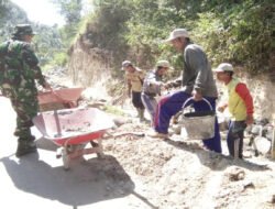 Babinsa Kodim Ponorogo Bantu Warga Bangun Talud Jalan