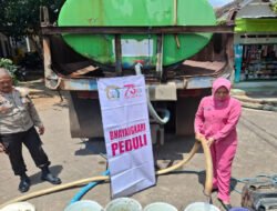 Polsek Lumbang Salurkan 8.000 Liter Air Bersih untuk Warga Jatisari