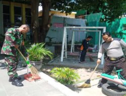 Wujudkan Kebersihan Lingkungan, Babinsa Bersama Security dan Warga Kerja Bhakti Bersihkan Taman Cerdas Kelurahan Nusukan