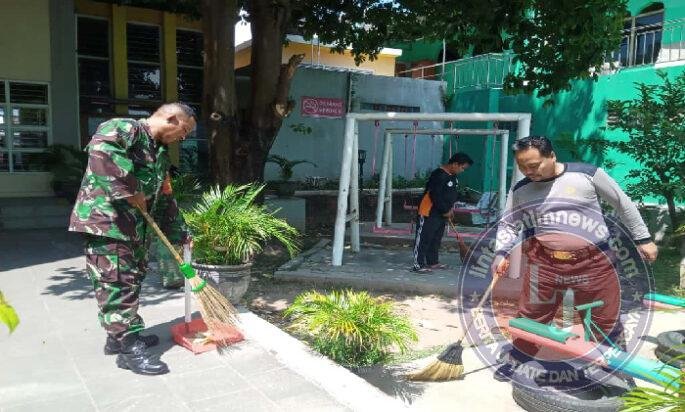 Wujudkan Kebersihan Lingkungan, Babinsa Bersama Security dan Warga Kerja Bhakti Bersihkan Taman Cerdas Kelurahan Nusukan