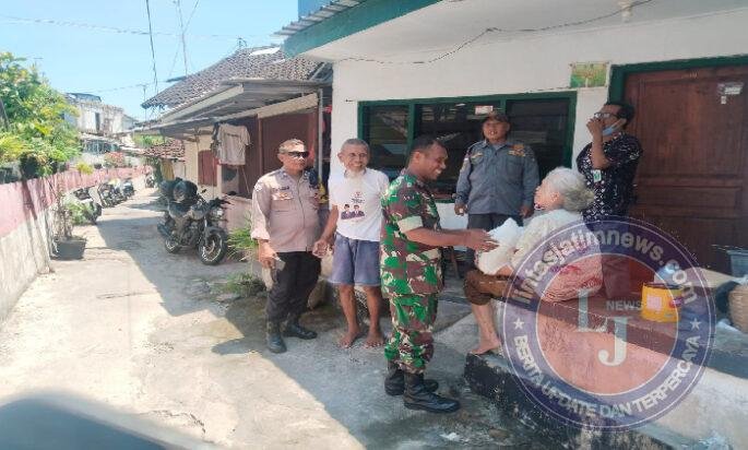 Peduli Sesama,Babinsa Jagalan Berikan Bantuan Sembako Kepada Warga Tidak Mampu