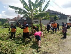 Tumbuhkan Kebersamaan Dan Gotong Royong, Babinsa Sumber Bersama Tim Saberling dan Warga Bersihkan Lingkungan