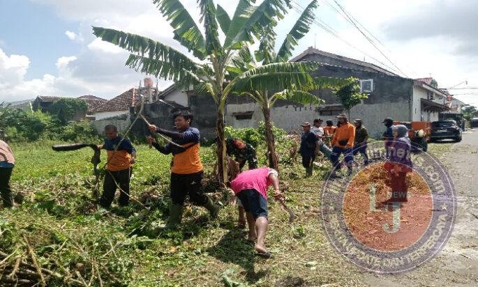 Tumbuhkan Kebersamaan Dan Gotong Royong, Babinsa Sumber Bersama Tim Saberling dan Warga Bersihkan Lingkungan