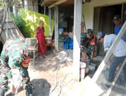 Babinsa Sigap Bantu Perbaiki Rumah Warga Penerima Bantuan Bedah Rumah