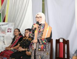 Tinjau Hasil Kerajinan Tenun di NTT, Yane Bima Arya Dorong Peningkatan Kualitas dan Penguatan Peran Keluarga