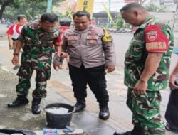 Babinsa dan Bidan Desa Laksanakan PSN Cegah DBD
