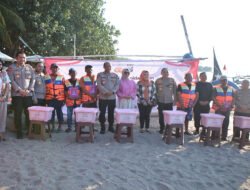 Kapolda Jatim Kunjungi Kelompok Nelayan dan Sadar Wisata di Pantai Pasir Putih Situbondo, Beri Bantuan Alat Keselamatan dan Sembako