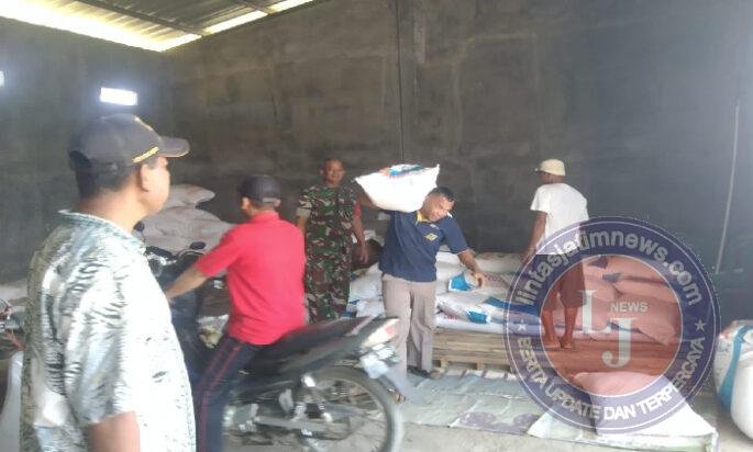 Pendampingan Petani, Babinsa Kodim Ponorogo Pantau Ketersediaan Pupuk Bersubsidi