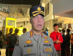 Polda Jatim Bantu Evakuasi Korban Runtuhnya Bangunan Pesantren di Sidoarjo