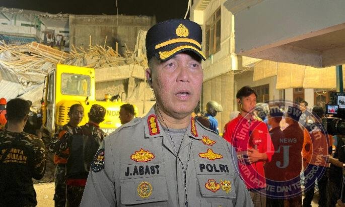 Polda Jatim Bantu Evakuasi Korban Runtuhnya Bangunan Pesantren di Sidoarjo