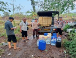 Kapolsek Winongan Distribusikan Air Bersih ke Warga Pelosok Dusun Guwo