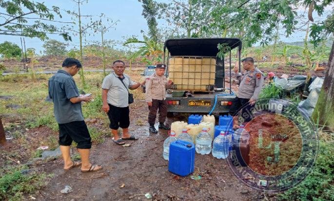 Kapolsek Winongan Distribusikan Air Bersih ke Warga Pelosok Dusun Guwo