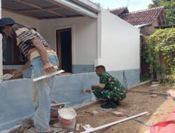 Warga Bangun Rumah, Babinsa Kodim Ponorogo Bantu Ngecat
