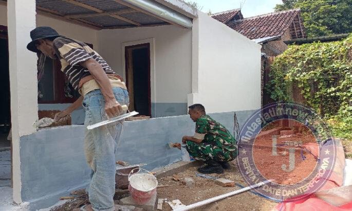 Warga Bangun Rumah, Babinsa Kodim Ponorogo Bantu Ngecat