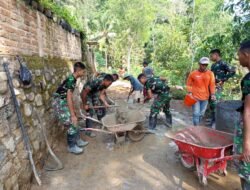 Pengecoran Rabat Jalan Terus Di Kebut Oleh Personel Satgas TMMD 126 Desa Petungsinarang