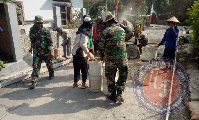 Babinsa Turun Tangan Dalam Pengecoran Jalan, Wujud Kepedulian Terhadap Pembangunan Desa
