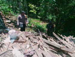 TNI Polri Sigap Bantu Korban Bencana Atap Dapur Roboh di Wilayah Pacitan