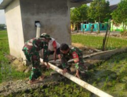 Babinsa Dampingi Petani dalam Pengairan Sawah