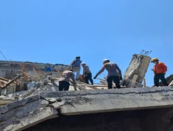Tim SAR Brimob Polda Jatim Sisir Puing Bangunan Roboh di Ponpes Al Khoziny