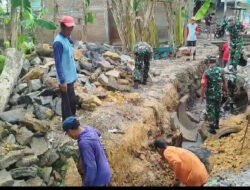 Babinsa Gelar Karya Bakti Pembuatan Talud Jalan, Wujud Kepedulian Perbaikan Infrastruktur