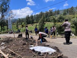 Aksi Cepat Tanggap Polres Probolinggo Tangani Tanah Longsor di Jalur Bromo