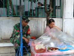 Babinsa Kratonan Himbau Kebersihan Makanan dan Lingkungan UMKM