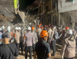 Ratusan Personel Polresta Sidoarjo Berjibaku Bersihkan Puing Bangunan Ponpes Al Khoziny