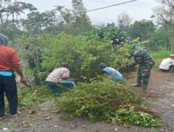 Babinsa Nogosari Ajak Warga Sembungan Gotong Royong Bersihkan Jalan Desa