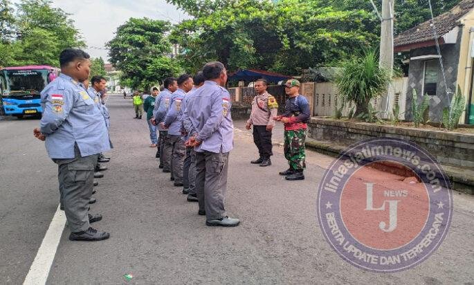 Berikan Arahan Kepada Linmas, Babinsa Kepatihan Wetan Selipkan Pesan Disiplin dan Loyalitas