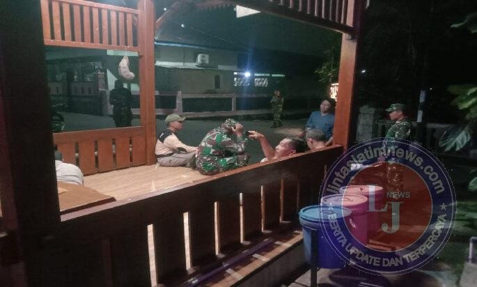 Babinsa Sambi Bersama Linmas Gelar Patroli Perkuat Keamanan Wilayah