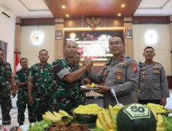 Wujudkan Solidaritas Polsek Prigen Sambangi Koramil dan Serahkan Tumpeng HUT TNI ke 80
