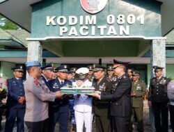 HUT TNI Ke 80 , Kapolres Pacitan Beri Kejutan Kue dan Tumpeng Ke Makodim Pacitan, Bukti Sinergitas TNI Polri