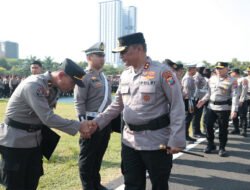 Kapolda Jatim Beri Penghargaan untuk 263 Personel dan KPLB bagi Bripda Ahmad Ricky