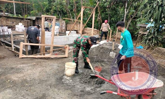 TNI dan Warga Pule Gotong Royong Renovasi Rumah Warga Kurang Mampu: Wujud Nyata Kemanunggalan TNI-Rakyat