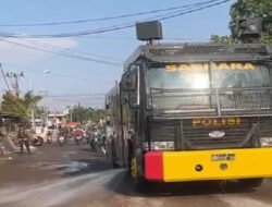 Respon Keluhan Warga Jalan Berdebu Imbas Proyek Pelebaran, Polres Gresik Terjunkan Water Cannon