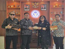 Ketua Presidium FPII Terima Cinderamata Hasil Karya WBP Lapas Kerobokan