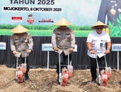 Kapolda Jatim Pimpin Penanaman Jagung Serentak Kwartal IV di Mojokerto Pakai Benih Eco Bhayangkara