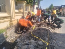 Koramil 04/Jebres Bersama Masyarakat Bergotong-royong Kebut Sasaran Fisik TMMD Sengkuyung Tahap IV