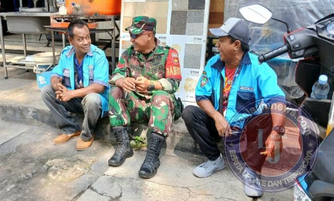 Babinsa Kratonan himbau keamanan dan ketertiban kepada petugas parkir