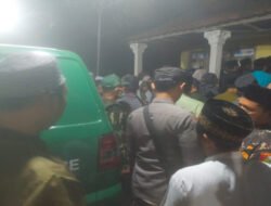 Jenazah Korban Robohnya Bangunan Ponpes Al Khozini Tiba di Wonorejo, Polisi dan Warga Gelar Takziah