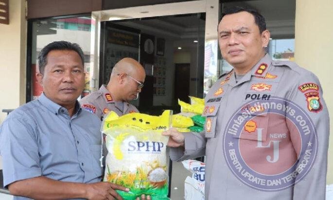 Wujud Kepedulian, Kapolres Pelabuhan Tanjung Priok Salurkan Bansos kepada Buruh TKBM
