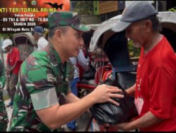 Bakti Teritorial Prima HUT Ke-80 TNI, Dandim 0735/Surakarta Gelar Jum’at Berkah Berikan Bantuan Paket Sembako Kepada Tukang Becak